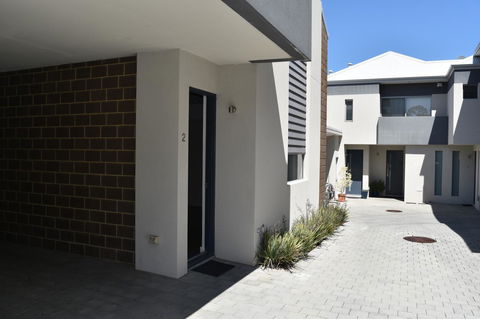 Central Executive Townhouse - Accommodation Australia 5