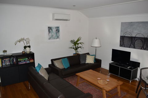 Central Executive Townhouse - Accommodation Australia 4