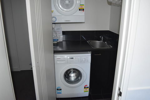 Central Executive Townhouse - Accommodation Australia 10