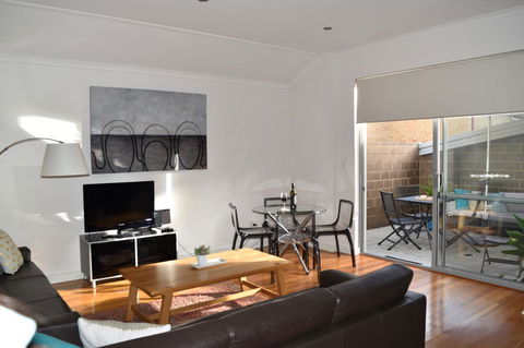 Central Executive Townhouse - Accommodation Australia 1