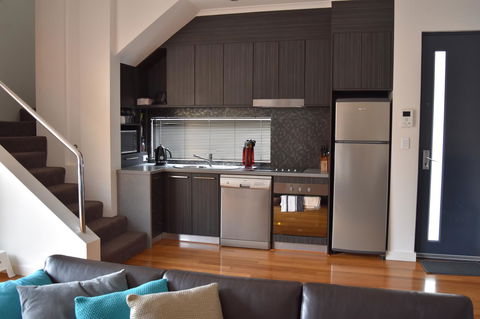 Central Executive Townhouse - Accommodation Australia 2