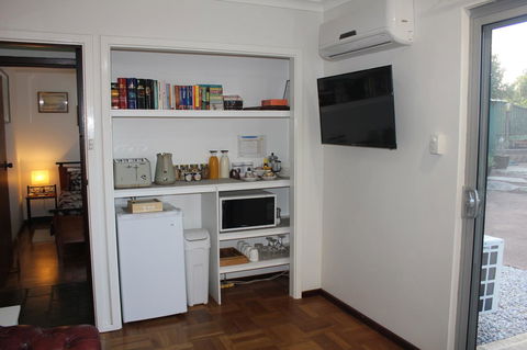 Jacaranda Hideaway Bed & Breakfast - Local Tourism 4