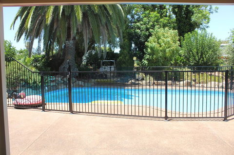 Jacaranda Hideaway Bed & Breakfast - Local Tourism 9