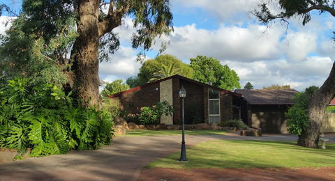 Jacaranda Hideaway Bed & Breakfast - Local Tourism 16
