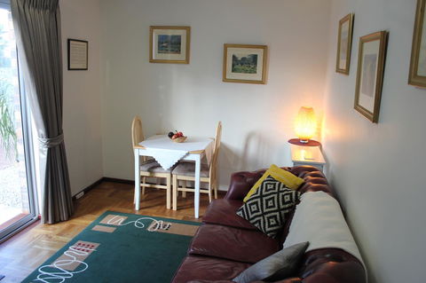 Jacaranda Hideaway Bed & Breakfast - Local Tourism 3
