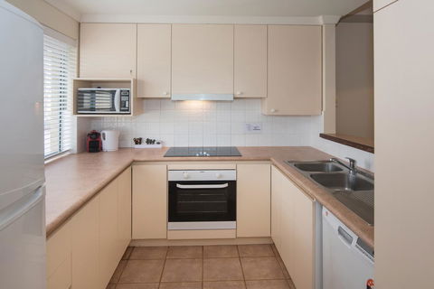 Bayshore Beachside Resort - Accommodation Australia 24