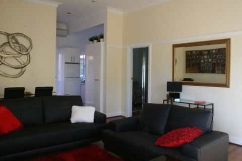 Kenata-Fairway Apartment Hotel - Local Tourism 9