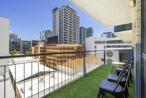 Oversized Eastend Sleeps 6 Free PARKING+POOL WIFI - Bed n Breakfasts 36