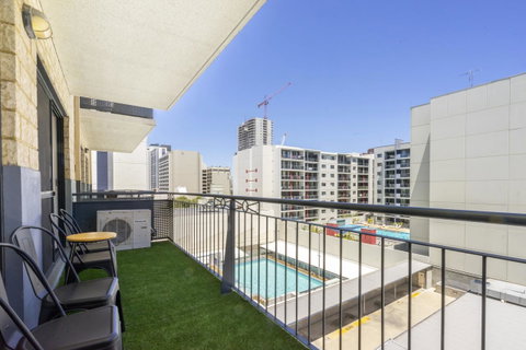 Oversized Eastend Sleeps 6 Free PARKING+POOL WIFI - Bed n Breakfasts 22