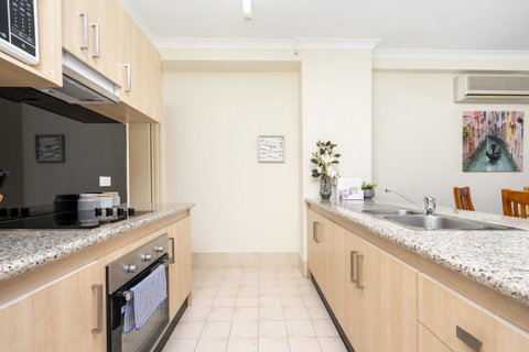 Oversized Eastend Sleeps 6 Free PARKING+POOL WIFI - Bed n Breakfasts 3