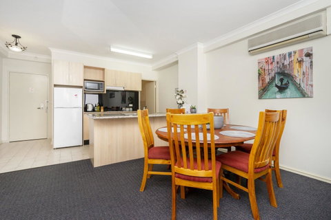 Oversized Eastend Sleeps 6 Free PARKING+POOL WIFI - Bed n Breakfasts 9