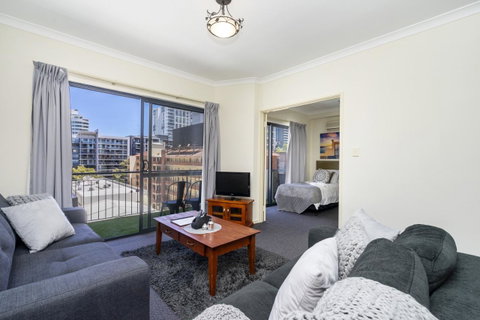 Oversized Eastend Sleeps 6 Free PARKING+POOL WIFI - Bed n Breakfasts 0