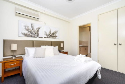 Oversized Eastend Sleeps 6 Free PARKING+POOL WIFI - Bed n Breakfasts 34