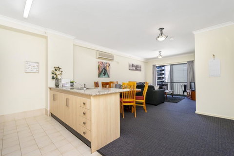 Oversized Eastend Sleeps 6 Free PARKING+POOL WIFI - Bed n Breakfasts 2