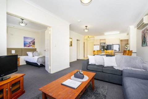 Oversized Eastend Sleeps 6 Free PARKING+POOL WIFI - Bed n Breakfasts 42
