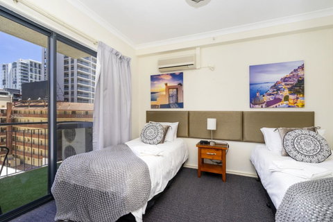 Oversized Eastend Sleeps 6 Free PARKING+POOL WIFI - Bed n Breakfasts 1