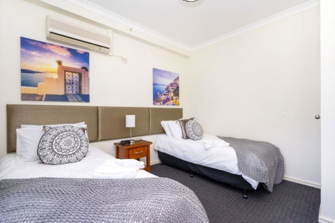 Oversized Eastend Sleeps 6 Free PARKING+POOL WIFI - Bed n Breakfasts 28