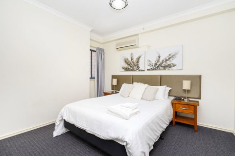 Oversized Eastend Sleeps 6 Free PARKING+POOL WIFI - Bed n Breakfasts 11