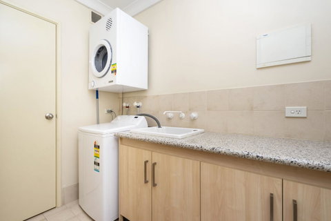 Oversized Eastend Sleeps 6 Free PARKING+POOL WIFI - Bed n Breakfasts 12