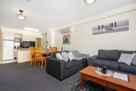 Oversized Eastend Sleeps 6 Free PARKING+POOL WIFI - Bed n Breakfasts 33
