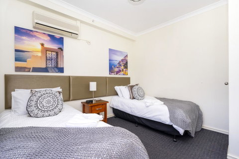 Oversized Eastend Sleeps 6 Free PARKING+POOL WIFI - Bed n Breakfasts 19
