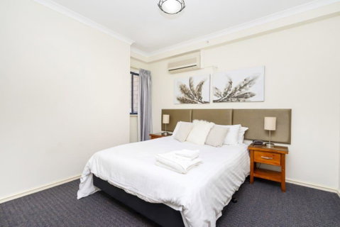 Oversized Eastend Sleeps 6 Free PARKING+POOL WIFI - Bed n Breakfasts 41