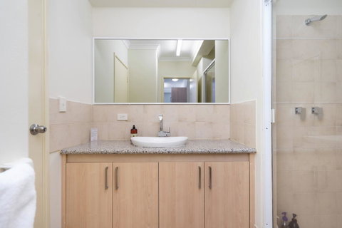 Oversized Eastend Sleeps 6 Free PARKING+POOL WIFI - Bed n Breakfasts 26