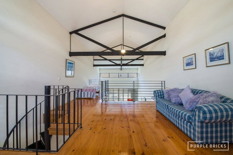 Spacious Central Townhouse - Accommodation Australia 4
