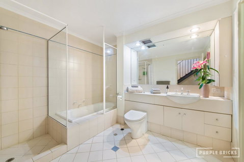 Spacious Central Townhouse - Accommodation Australia 6
