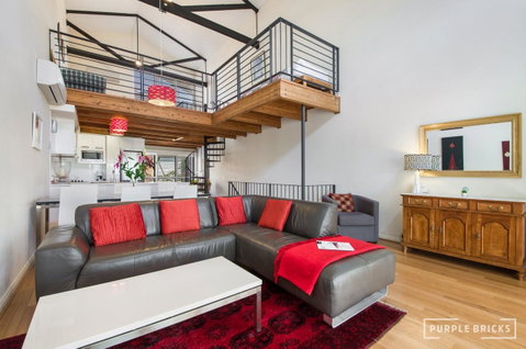 Spacious Central Townhouse - Accommodation Australia 2