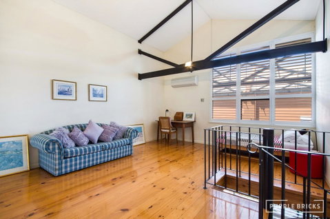 Spacious Central Townhouse - Accommodation Australia 5
