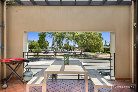 Spacious Central Townhouse - Accommodation Australia 9