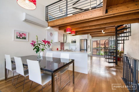 Spacious Central Townhouse - Accommodation Australia 0