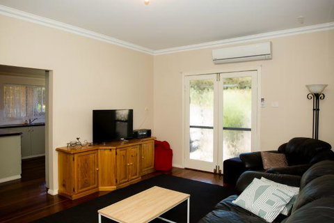 Yvonnes Rest Holiday Home - Accommodation Australia 6