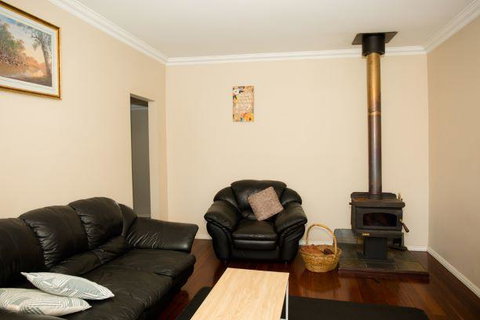 Yvonnes Rest Holiday Home - Accommodation Australia 7