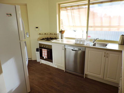 Silver Gull Family Retreat - Accommodation Australia 1