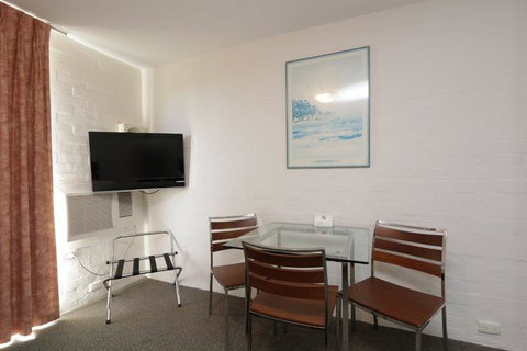 Atrium Hotel Mandurah - Bed n Breakfasts 2