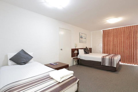 Atrium Hotel Mandurah - Bed n Breakfasts 1
