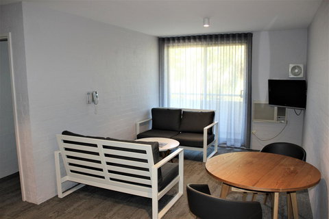 Atrium Hotel Mandurah - Bed n Breakfasts 4