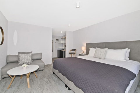 Atrium Hotel Mandurah - Bed n Breakfasts 16