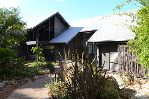 DESIGNER'S STUDIO - Accommodation Australia 13