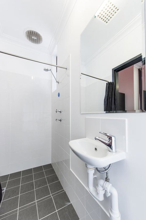 Billabong Backpackers Resort - Bed n Breakfasts 6