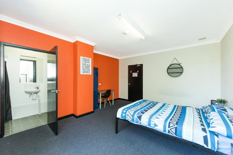 Billabong Backpackers Resort - Bed n Breakfasts 10