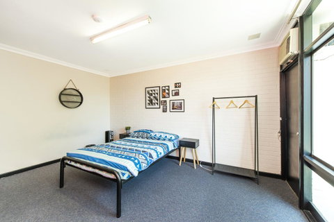 Billabong Backpackers Resort - Bed n Breakfasts 9