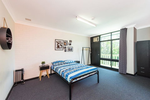 Billabong Backpackers Resort - Bed n Breakfasts 8