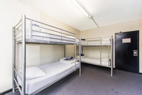 Billabong Backpackers Resort - Bed n Breakfasts 12