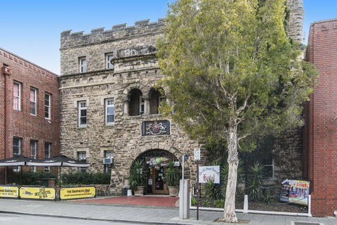 The Old Swan Barracks - Bed n Breakfasts 10