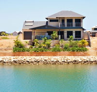 27 Corella Court - Exquisite Marina Home With a Pool and Wi-Fi - Bed n Breakfasts