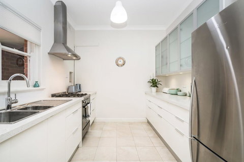 Light Bright, Quality River Views! Free Parking - Bed n Breakfasts 5