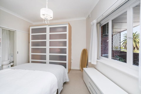 Light Bright, Quality River Views! Free Parking - Bed n Breakfasts 9